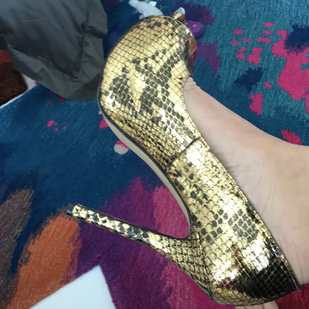 Enzo Angiolini Gold/ blk pumps open toe. 6